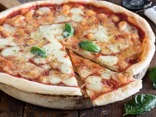 Pizza con pasta sfoglia (ricetta velocissima e deliziosa)