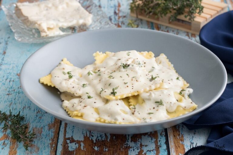 RAVIOLI CON SALSA AL ricetta gustosa