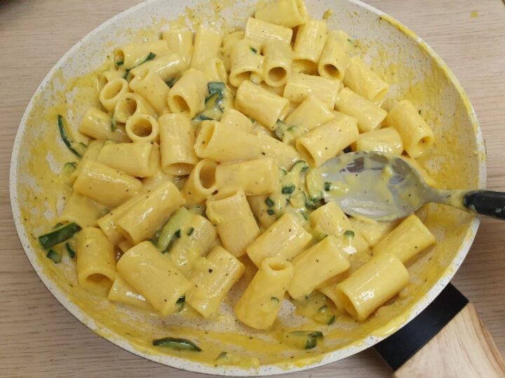 Carbonara vegetariana con zucchine ricetta