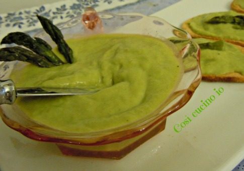 Crostini alla salsa di asparagi (ricetta finger food)