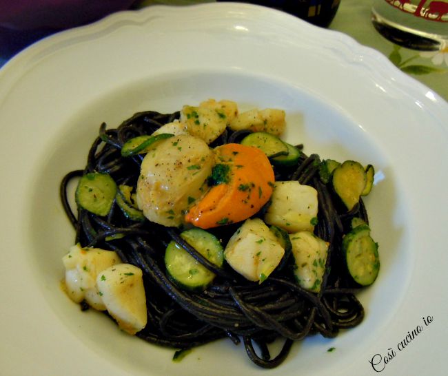 Spaghetti neri zucchine e capesante-Così cucino io