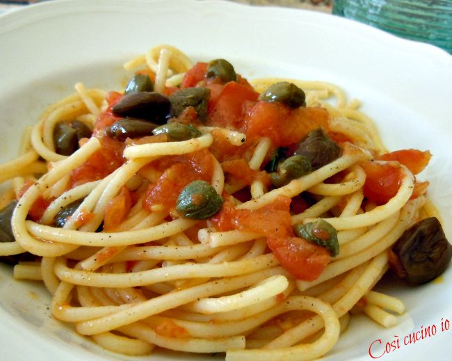 Spaghetti pomodoro fresco olive capperi_Cos' cucino io