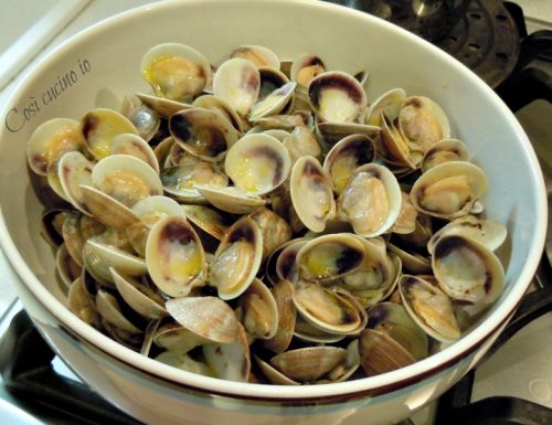 Bevarasse saltae (cape o vongole in padella)