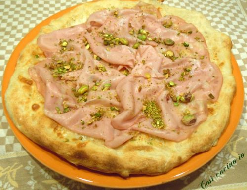 Pizza bianca mortadella e granella di pistacchi