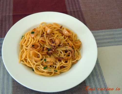 Spaghettini o tagliolini al sugo di calamari