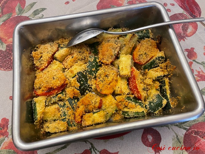 Gratin di zucchine e pomodori al profumo di pesto - Così cucino io