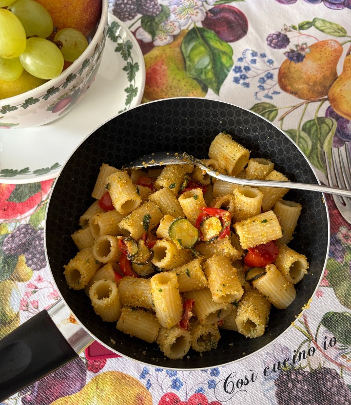 Mezze maniche pomodorini zucchine e panure di basilico - Così cucino io