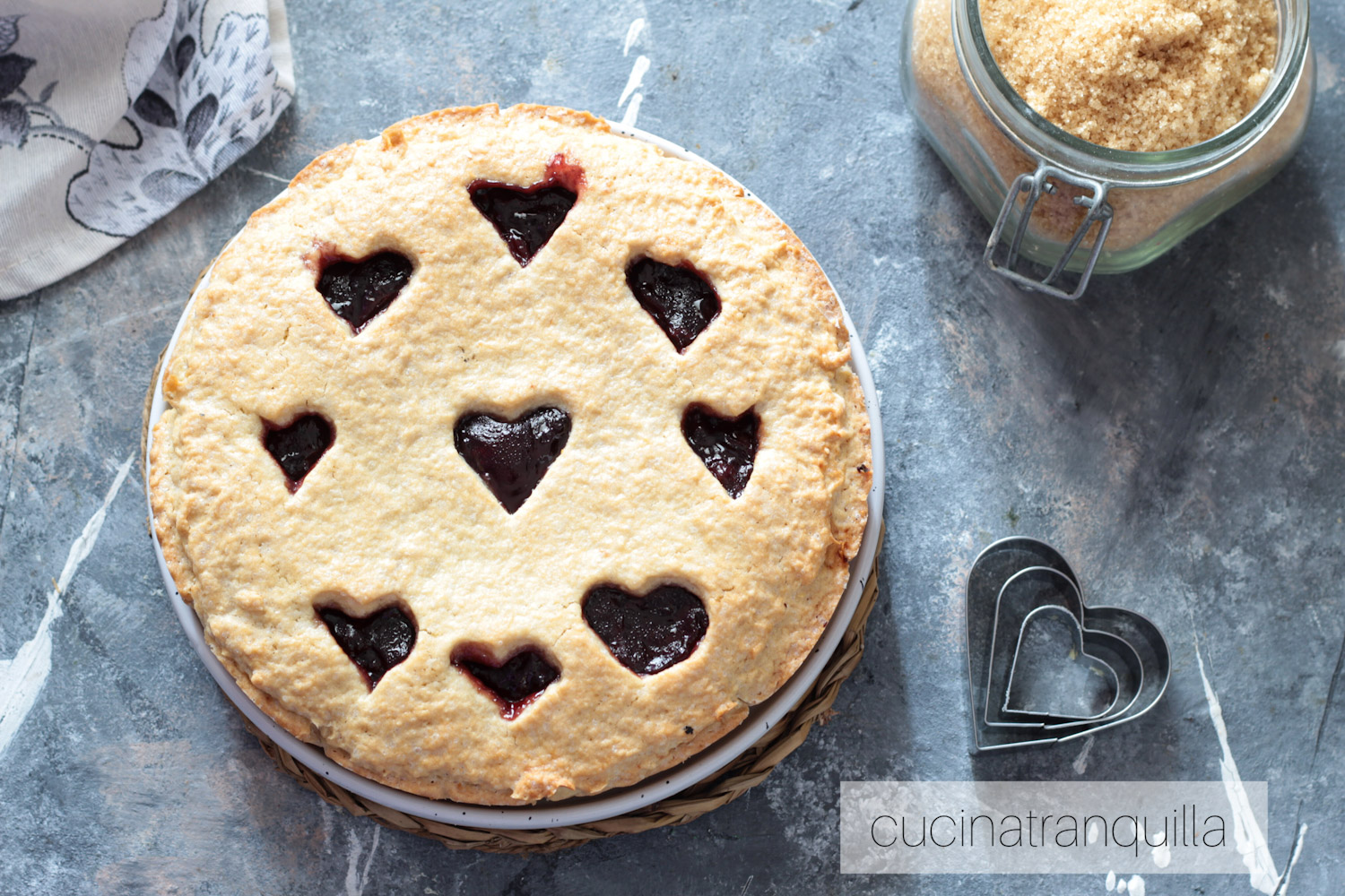 Crostata con zucchero di canna integrale e confettura di amarena