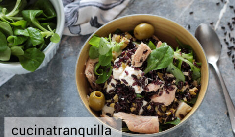 Insalata di riso venere con feta e tonno