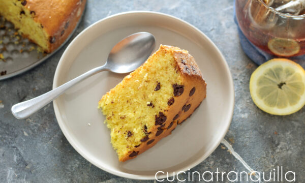 Torta allo zafferano con gocce di cioccolato