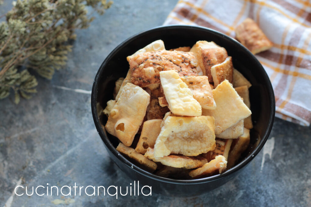 Chips croccanti con croste di Parmigiano in friggitrice ad aria