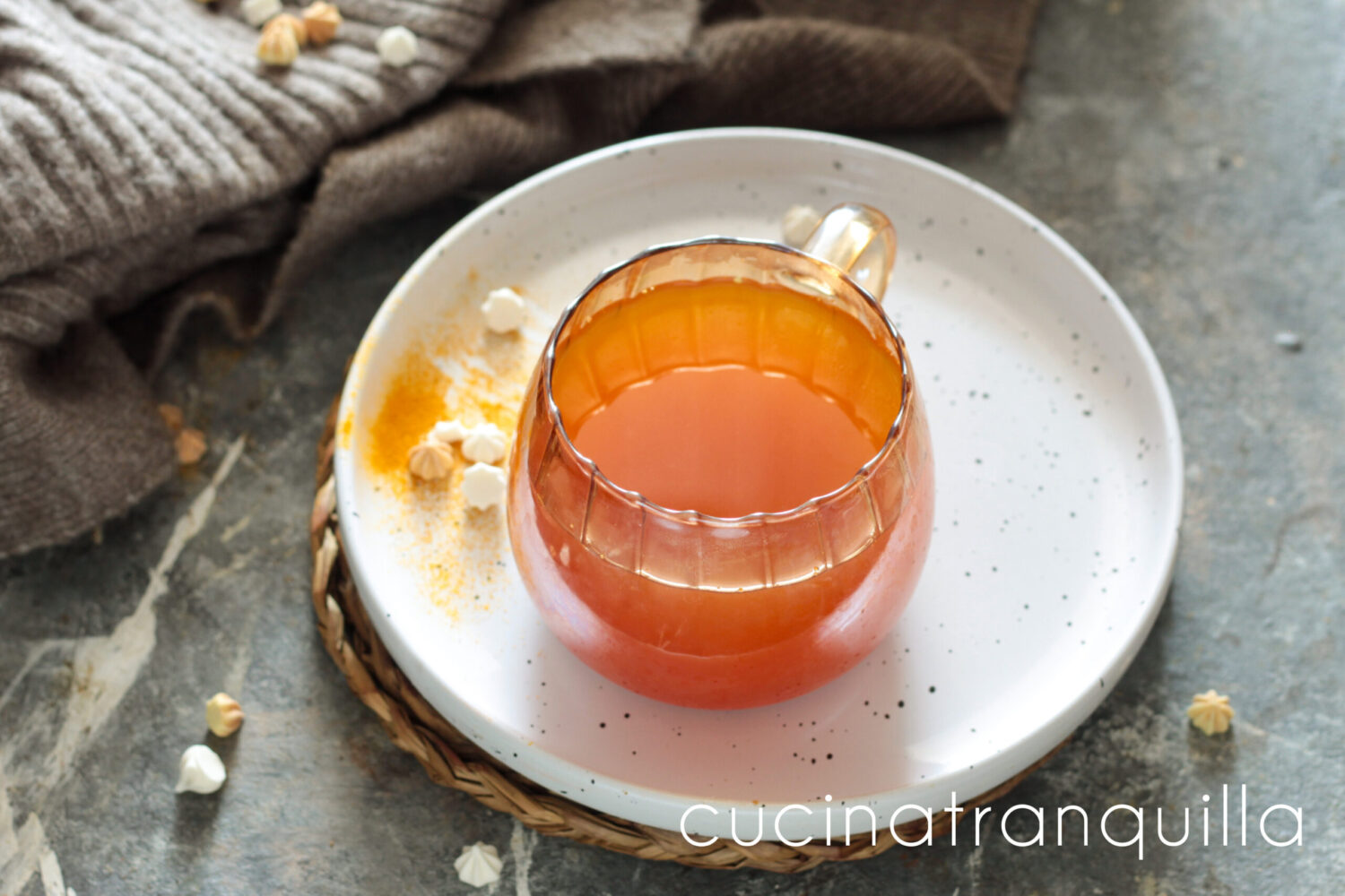 Tisana alla curcuma con pepe nero e miele