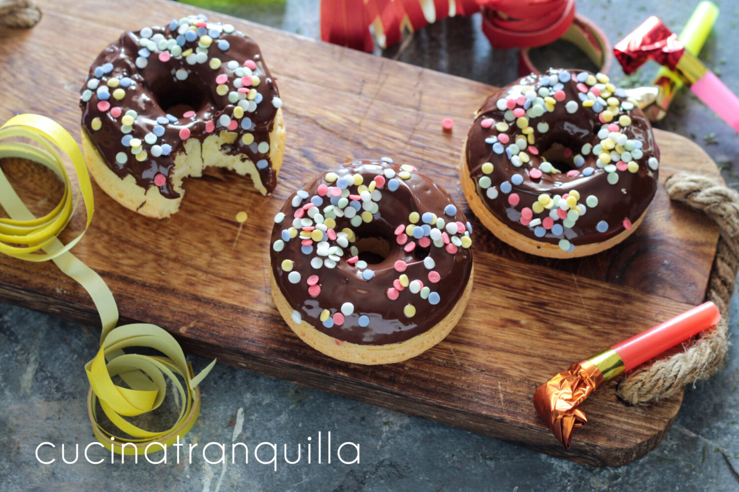 Muffins ciambella senza glutine glassati al cioccolato fondente