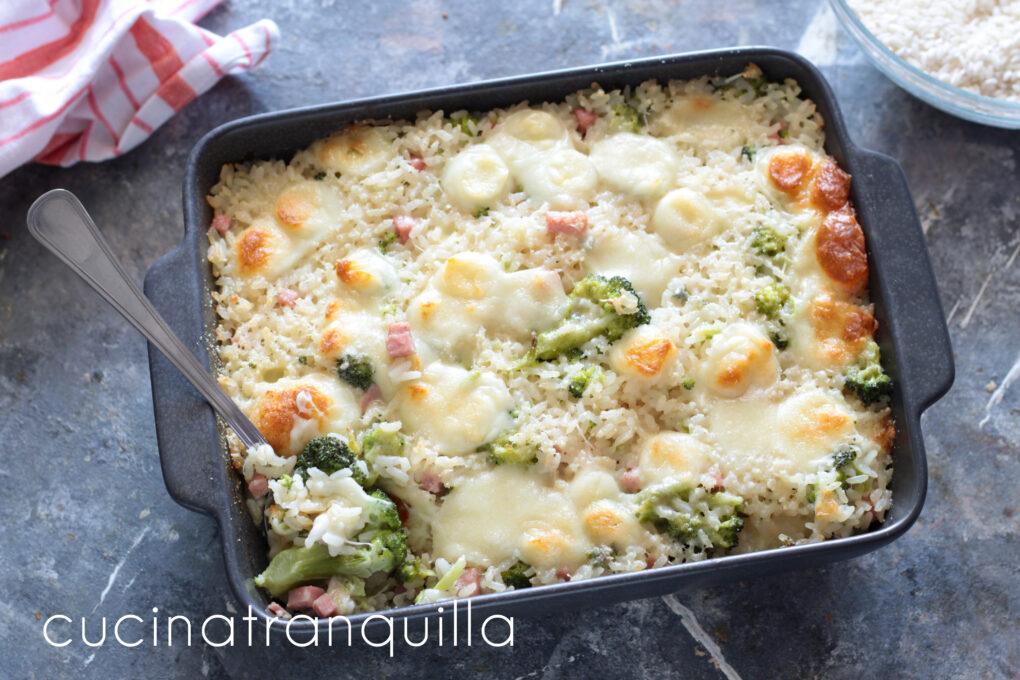 Riso al forno ai formaggi con broccoli e prosciutto cotto