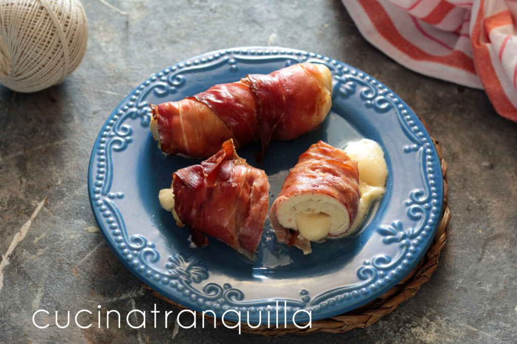 Involtini di pollo e speck cotti in friggitrice ad aria