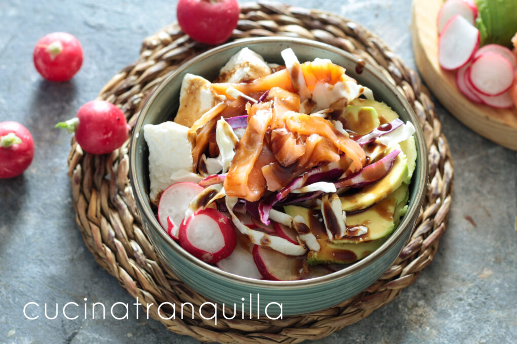 Bowl di riso venere con primo sale e ravanello