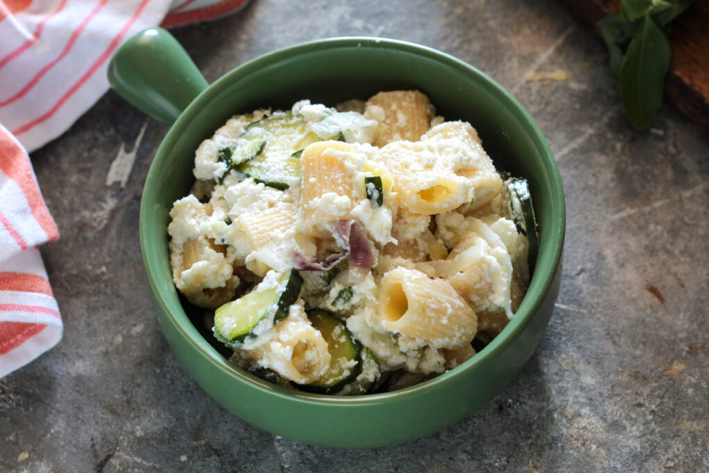 Mezze maniche alle zucchine con ricotta e cipolla di Tropea
