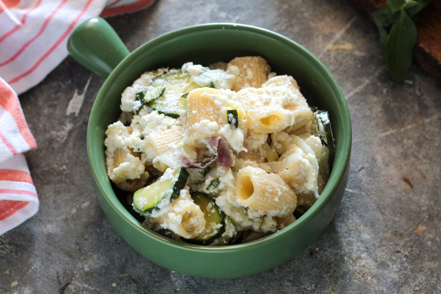 Mezze maniche alle zucchine con ricotta e cipolla di Tropea