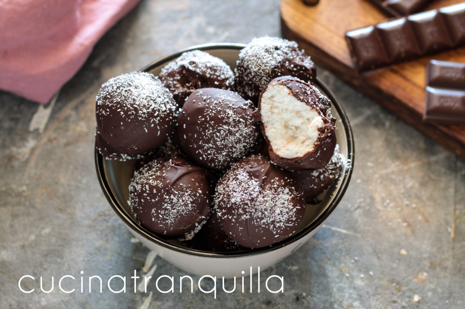 Tartufi cocco e banana con yogurt greco al kefir