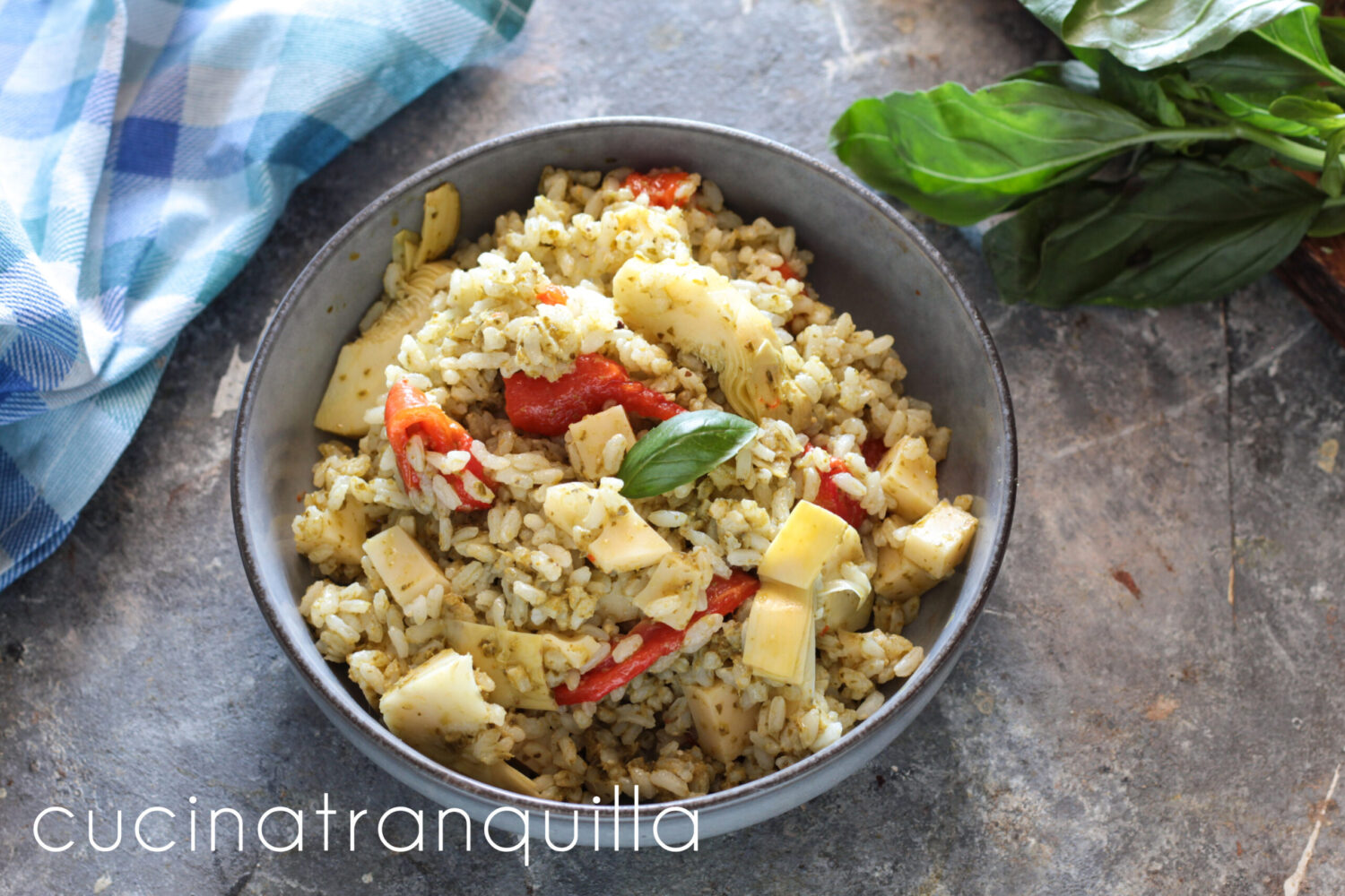 Insalata di riso al pesto con peperoni cotti in friggitrice ad aria