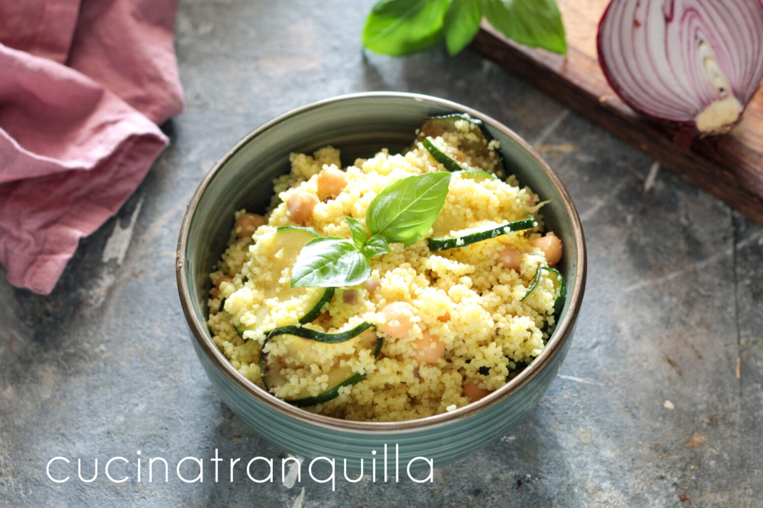Couscous al curry con zucchine trifolate e ceci