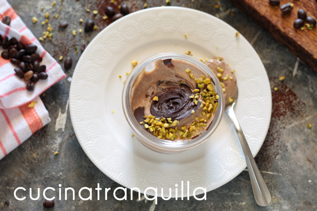 Coppette al caffè e yogurt greco al kefir