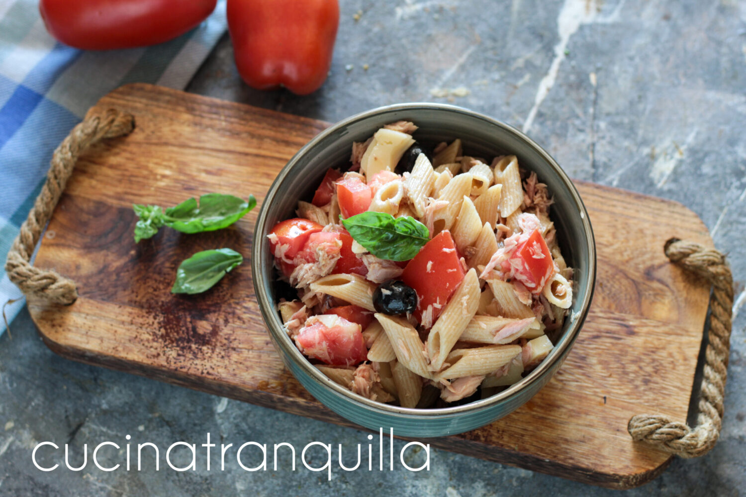 Mezze penne integrali con pomodori e tonno