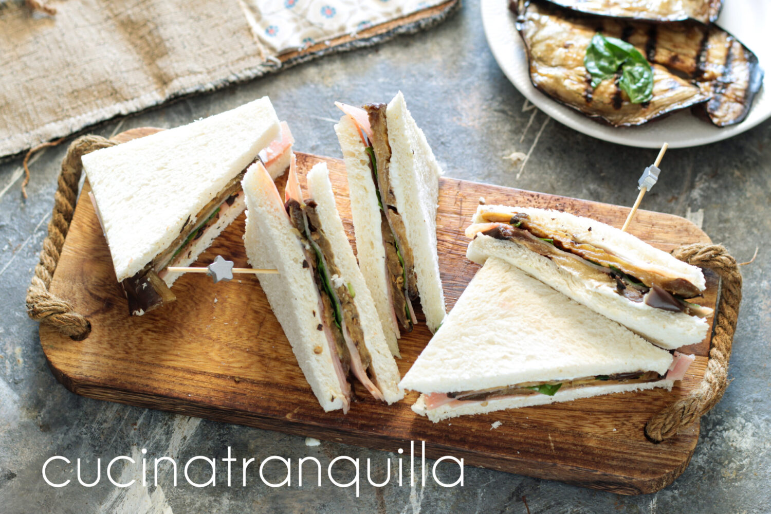 Tramezzini con prosciutto e melanzane