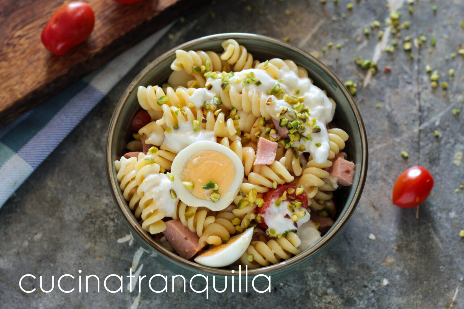 Insalata di fusilli con stracciatella e uovo sodo