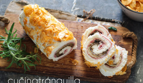 Rotolo salato con melanzane e chips di patatine fritte
