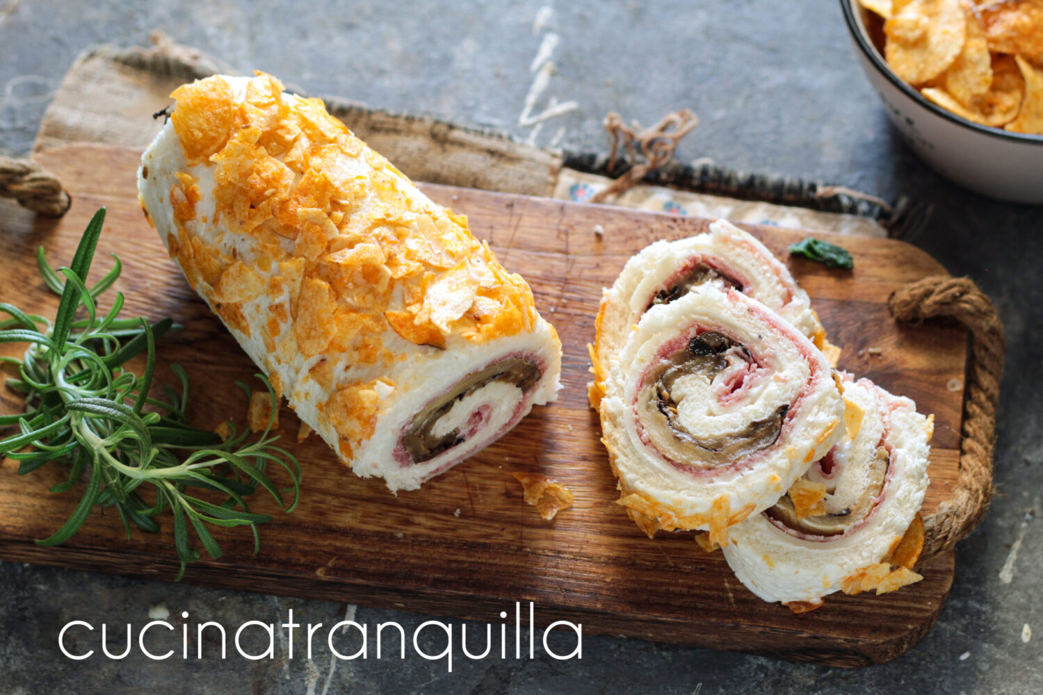 Rotolo salato con melanzane e chips di patatine fritte