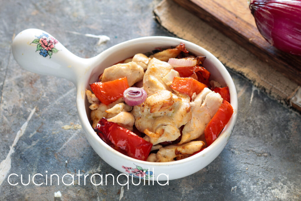 Pollo e peperoni in friggitrice ad aria