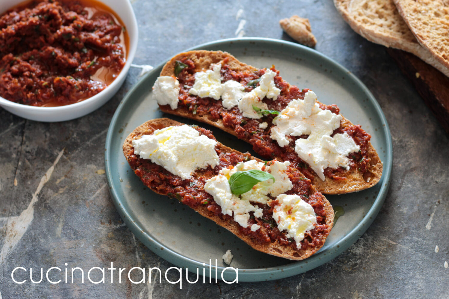 Crostoni con crema di pomodori secchi senza cottura