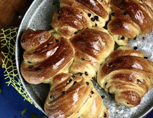 CORNETTI SOFFICI CON GOCCE DI CIOCCOLATO NELL’IMPASTO
