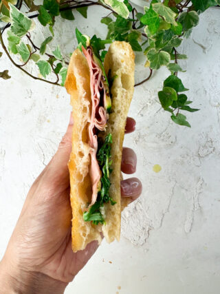FOCACCIA ESTIVA POCO TEMPO IN CUCINA,CON RUCOLA ZUCCHINE E MORTADELLA