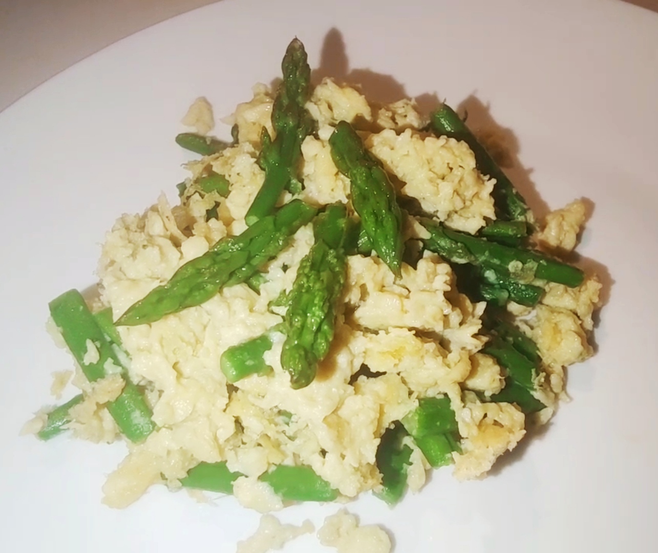 Uova strapazzate con asparagi