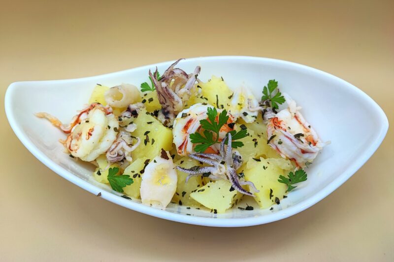 insalata di patate con gamberi e calamari
