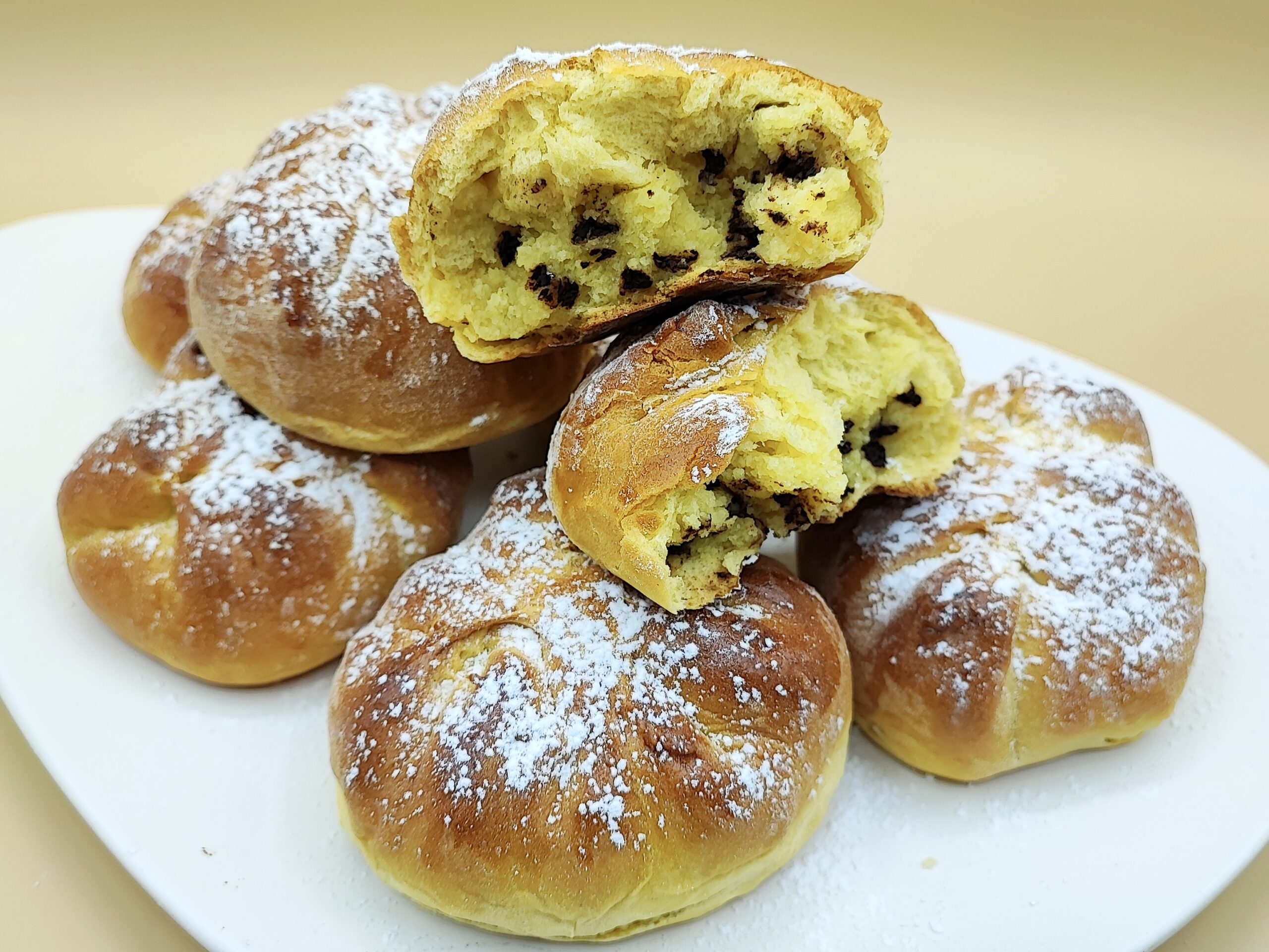 Pan brioches con ricotta e gocce di cioccolato