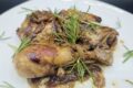 Pollo con cipolle in padella