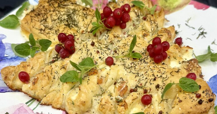 Albero di sfoglia salato con salmone e burrata – Antipasto natalizio veloce