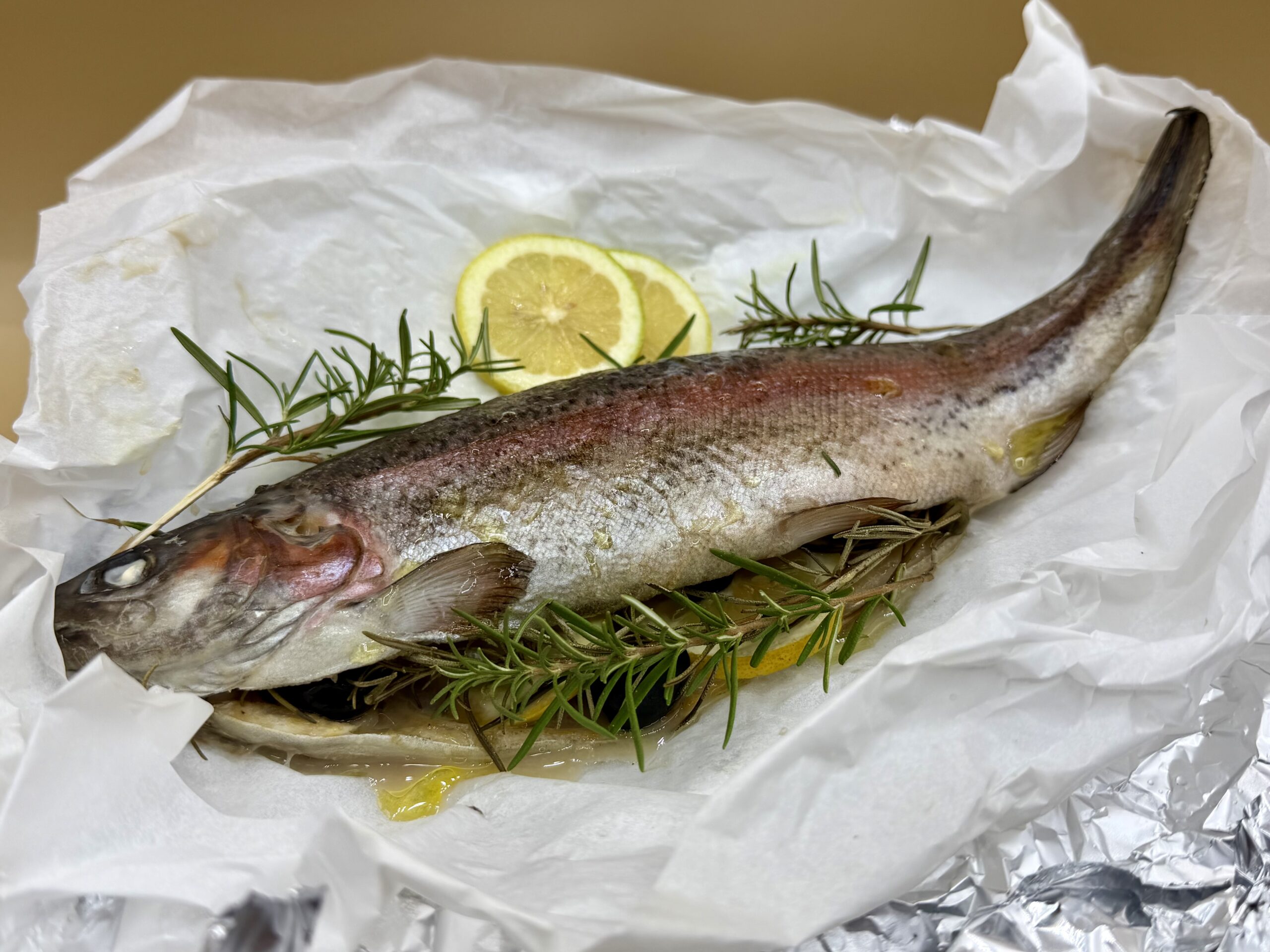 Trota salmonata in friggitrice ad aria – leggera, profumata e pronta in 20 minuti