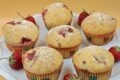 Muffin allo yogurt e fragole soffici