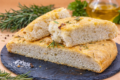Focaccia alta e soffice al rosmarino con lievitazione lenta