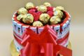 Torta con cioccolatini Kinder e Ferrero Rocher: un’idea regalo scenografica