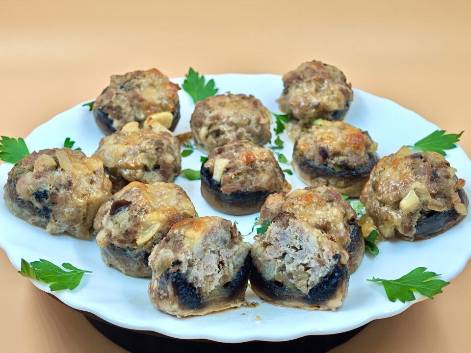 funghi ripieni con carne e mozzarella