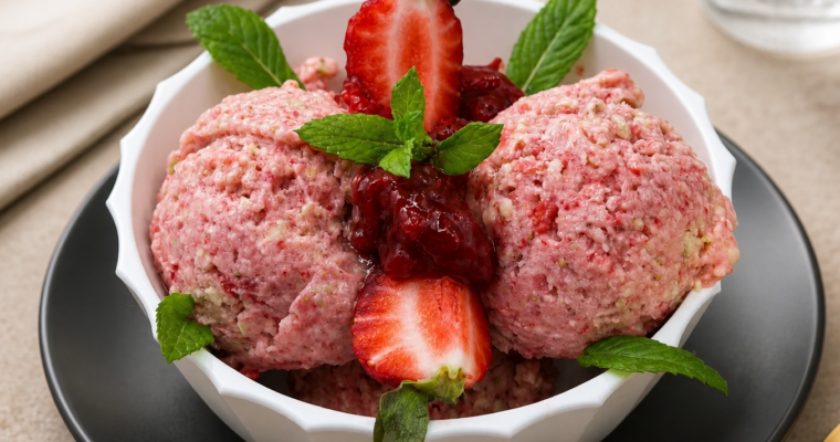 Gelato vegano fit banana e avocado: il dolce cremoso senza gelatiera! 🍦🍓🥑✨