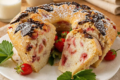 Ciambellone vegano alle fragole e cioccolato: morbido e super goloso