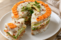 Torta sushi senza sensi di colpa: la ricetta fit e colorata pronta in pochi minuti! 🍣🥒✨