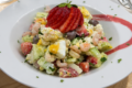 Insalata di gamberetti, fragole e burrata: la ricetta estiva furba e deliziosa! 🦐🍓🥗