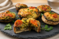 Funghi ripieni con avocado e scamorza – Antipasto facile e sfizioso
